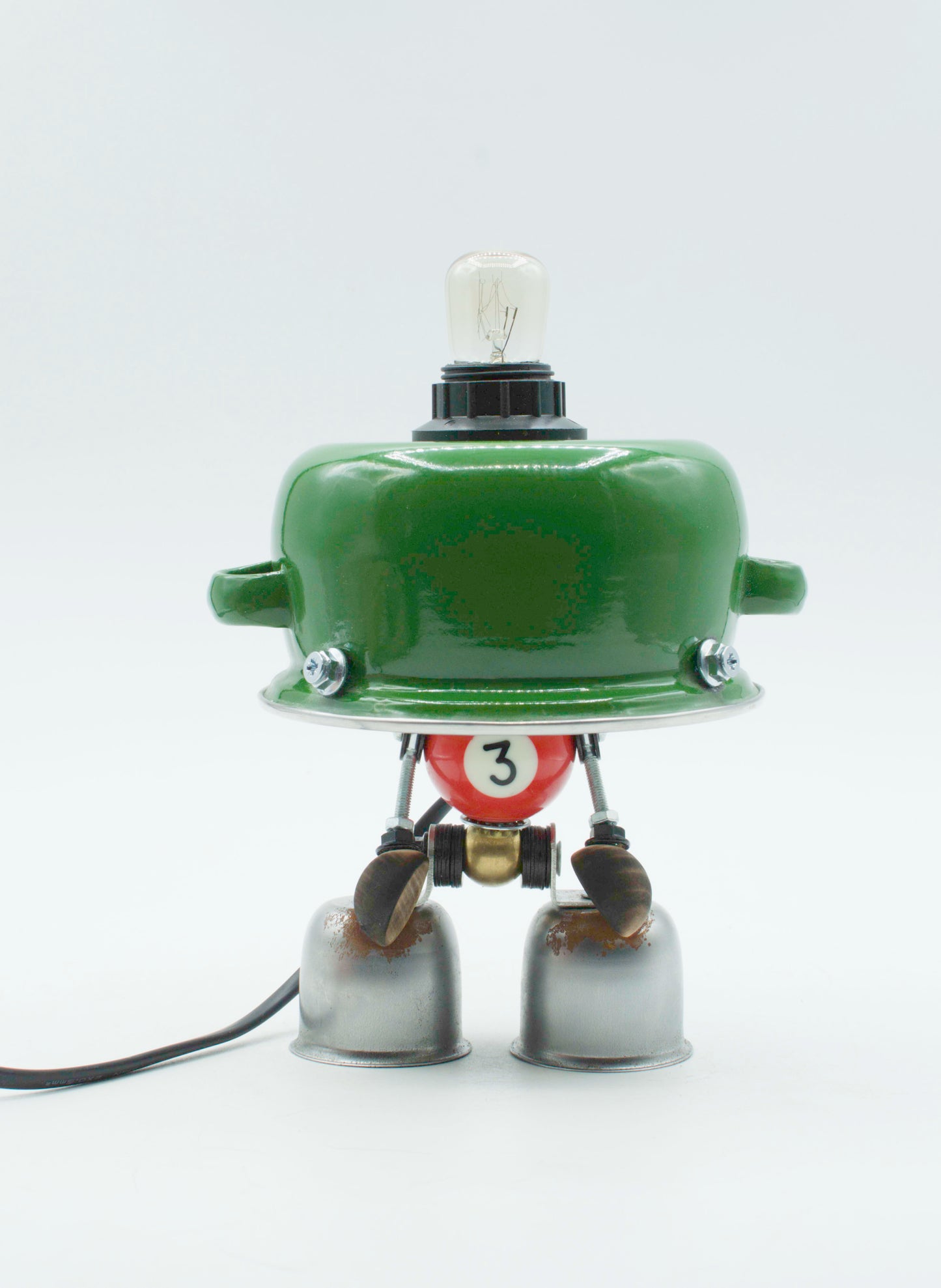 Lampada da tavolo robot stile pentolino verde smaltata forma palla da biliardo con bulbo trasparente e gambe metalliche