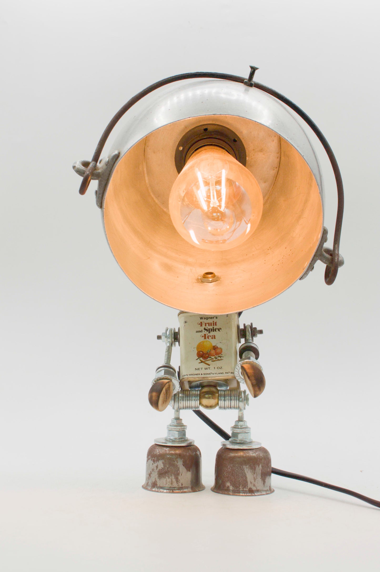Robot lampada da tavolo stile pentolino con testa vintage in metallo e lampadina edison a vista fatta a mano