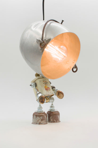 Robot lampada da tavolo stile pentolino con testa in metallo argento, interno in ottone e corpo vintage in latta