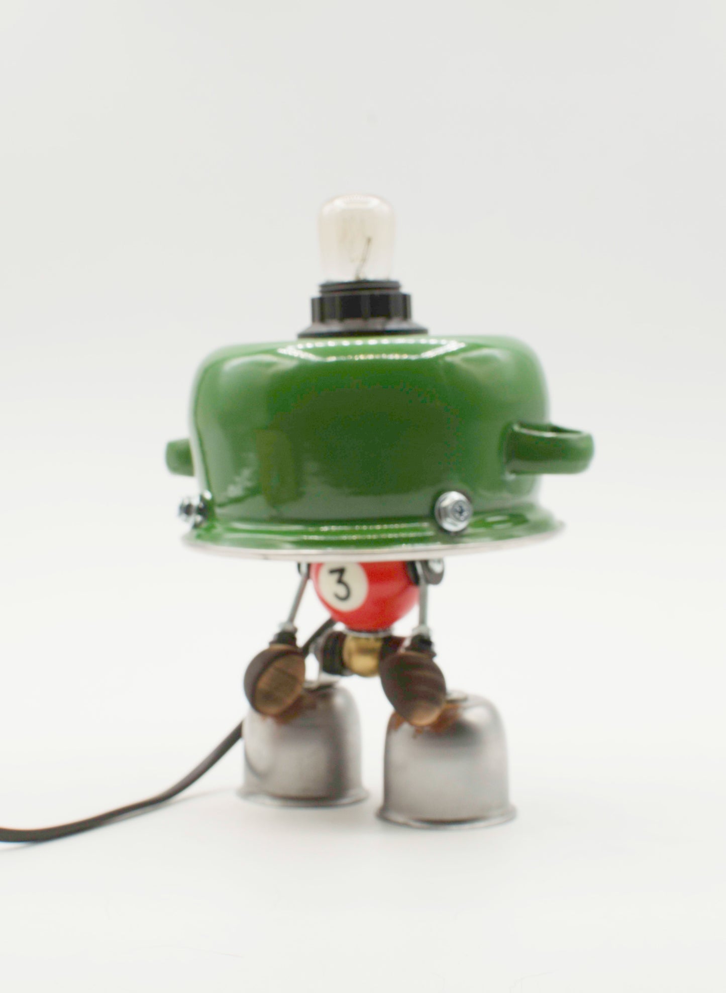 Lampada da tavolo robot verde metallico con bulbo vintage e piedi a campana stile pentolino fatta a mano