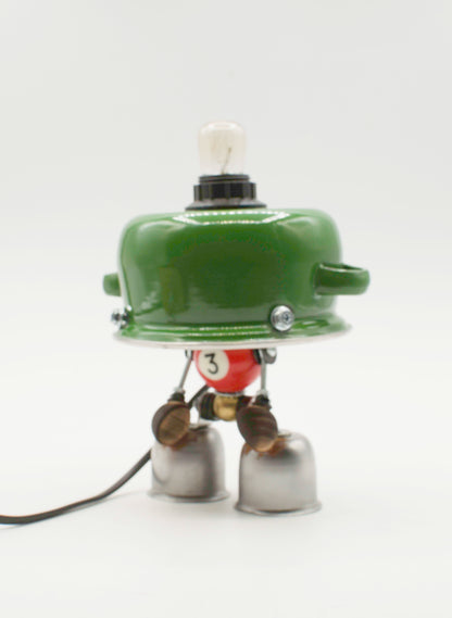 Lampada da tavolo robot verde metallico con bulbo vintage e piedi a campana stile pentolino fatta a mano