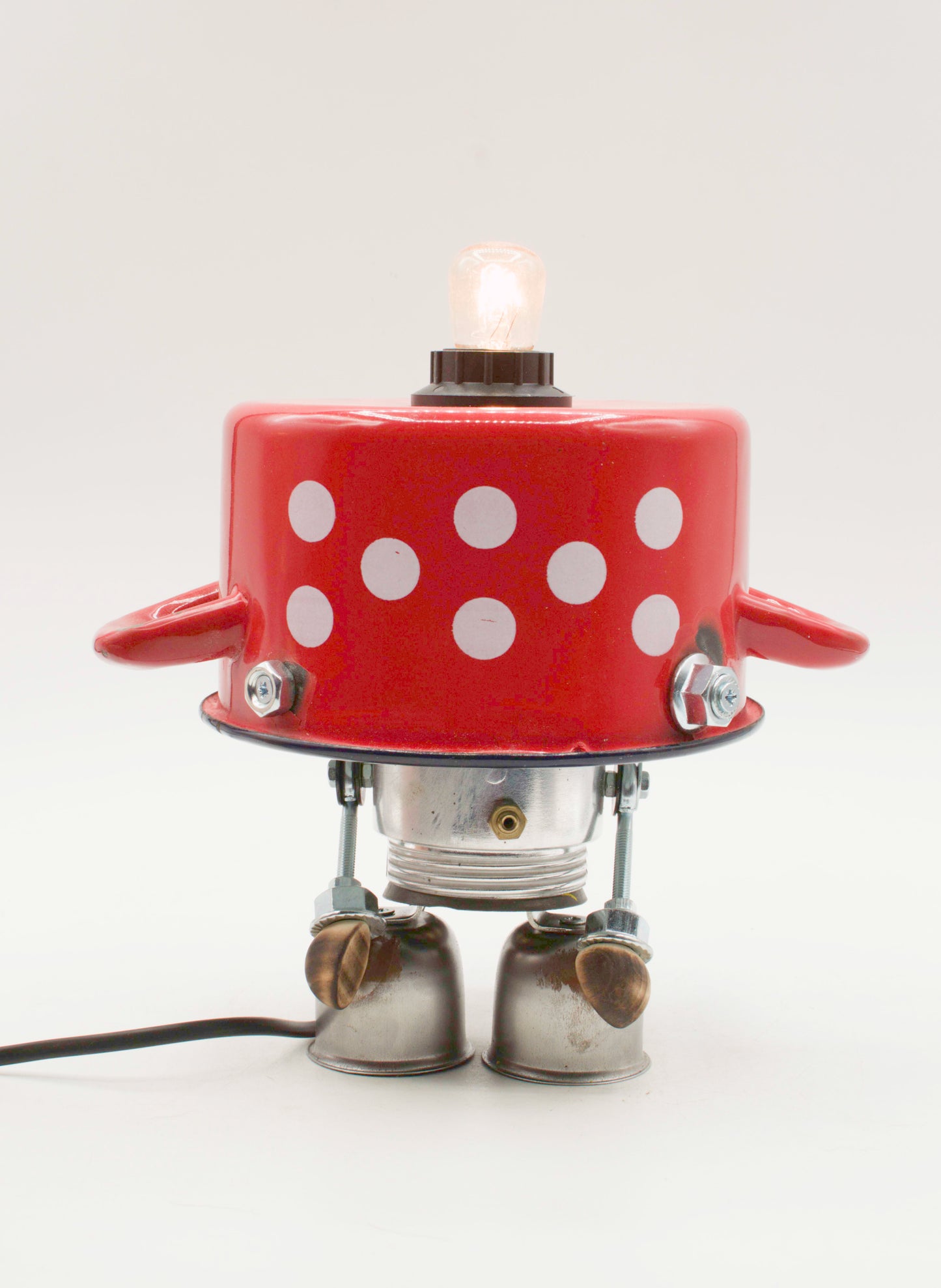 Robot lampada da tavolo pentolino rossa a pois fatta a mano con gambe metalliche e lampadina luminosa sopra