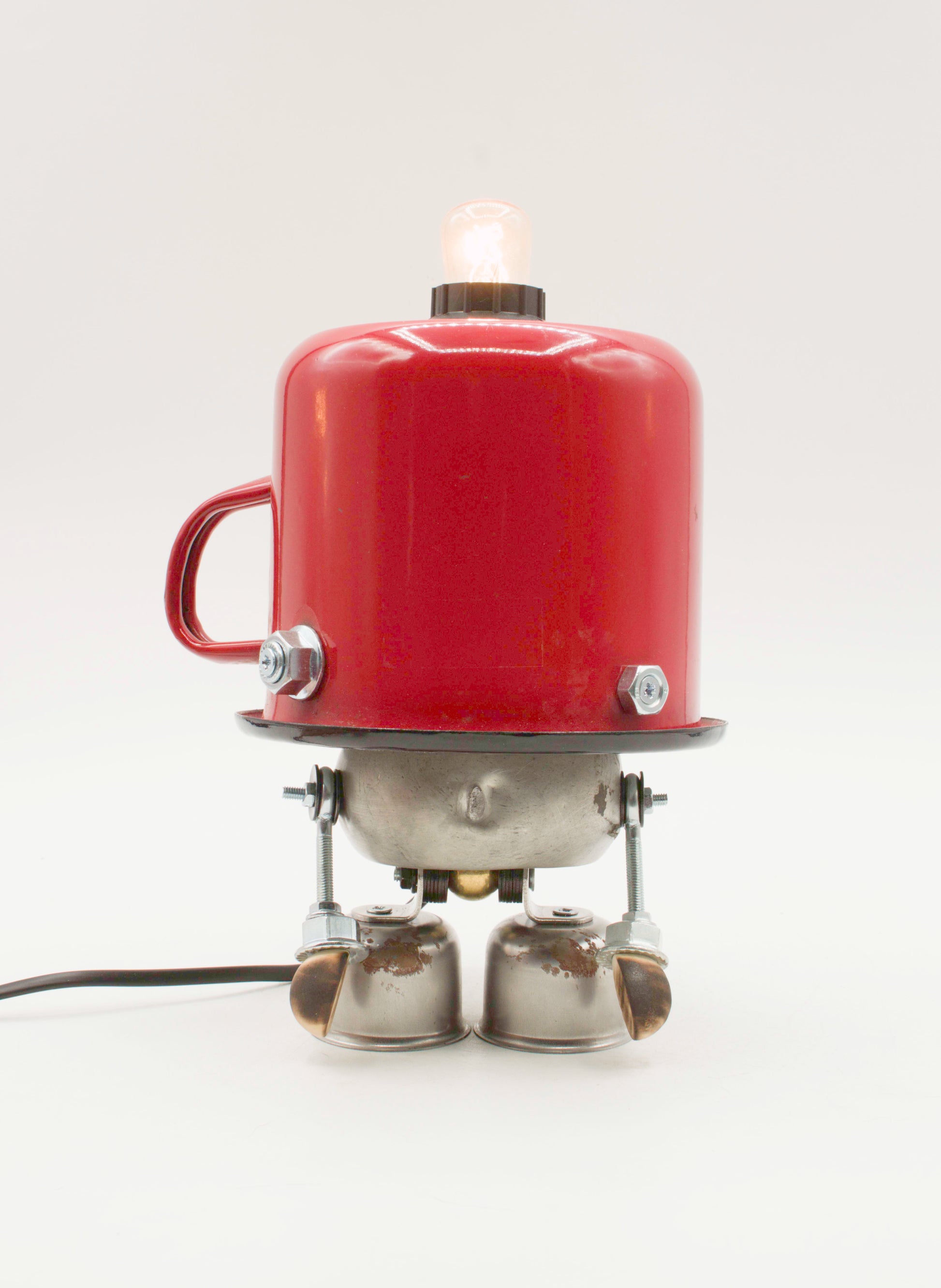 Robot lampada da tavolo stile pentolino fatta a mano con base in tazza smaltata rossa su piedi metallici piccoli