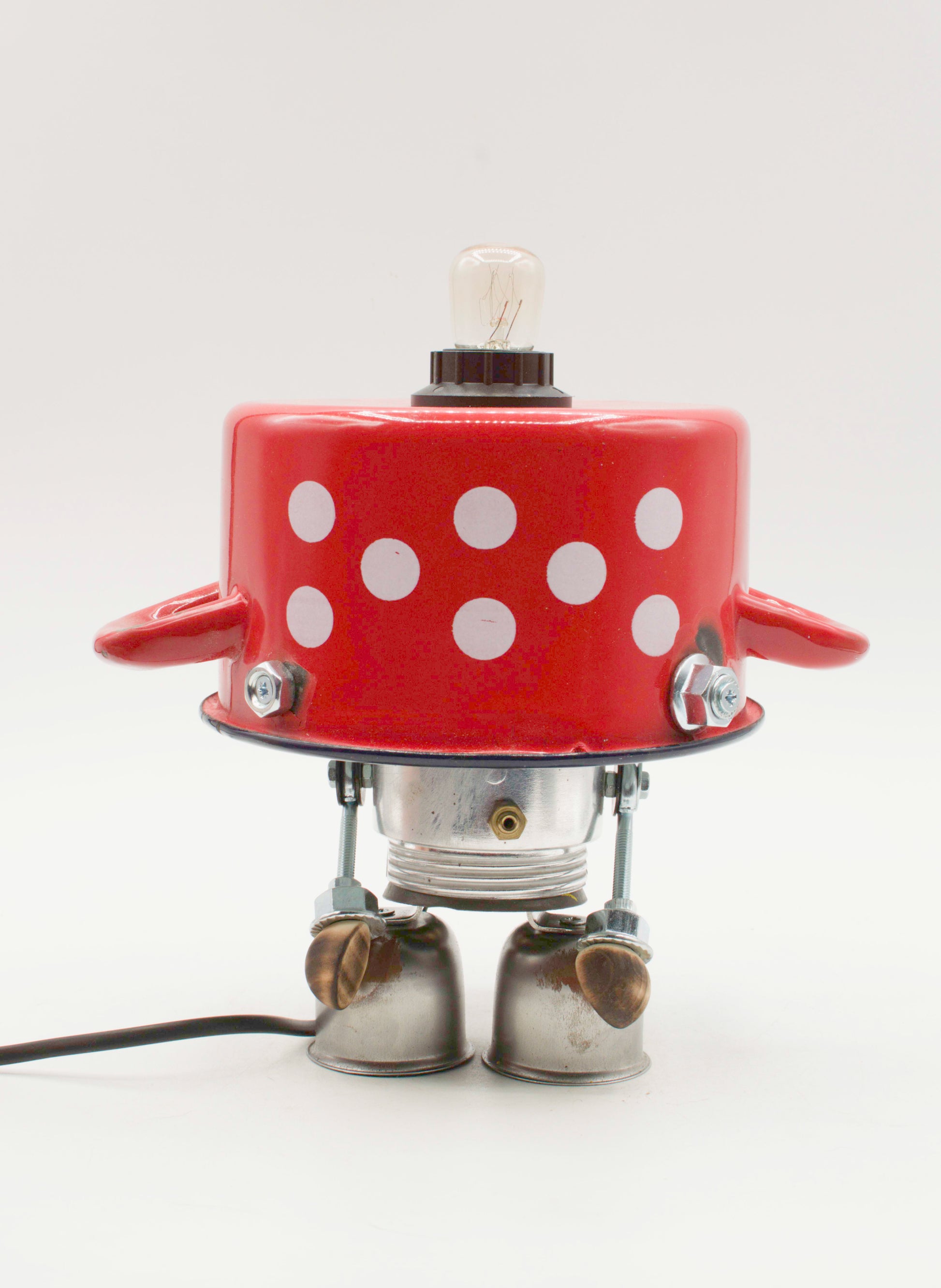 Lampada da tavolo robot stile pentolino in smalto rosso a pois con gambe metalliche e lampadina chiara fatta a mano