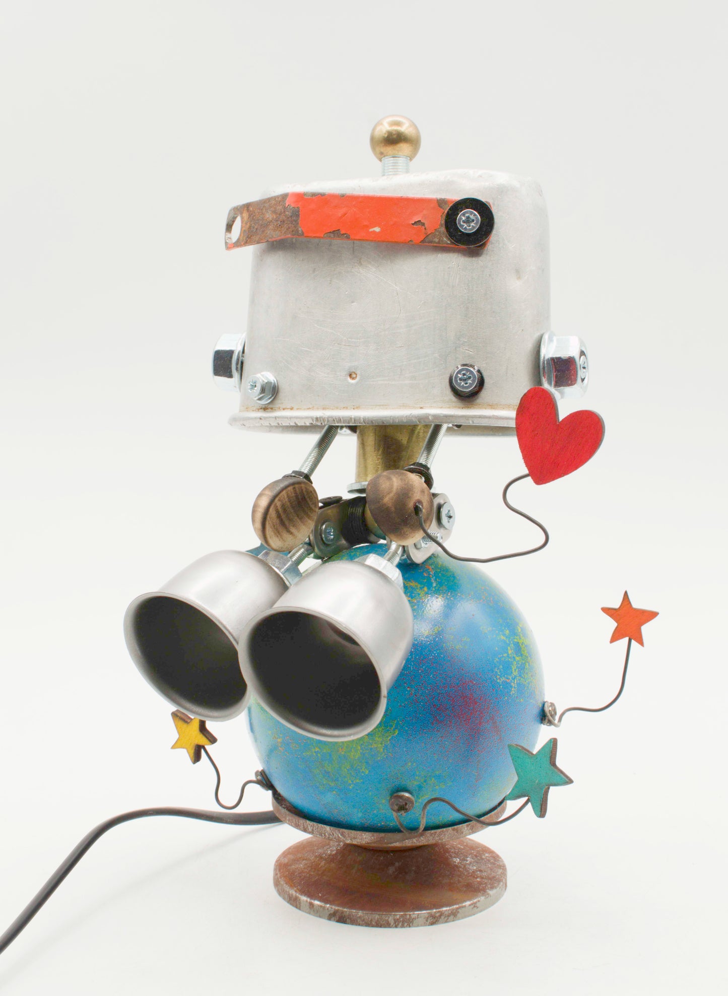 Lampada da tavolo robot fatta a mano con testa e corpo argento e occhi binocoli su base globo blu con stelle colorate