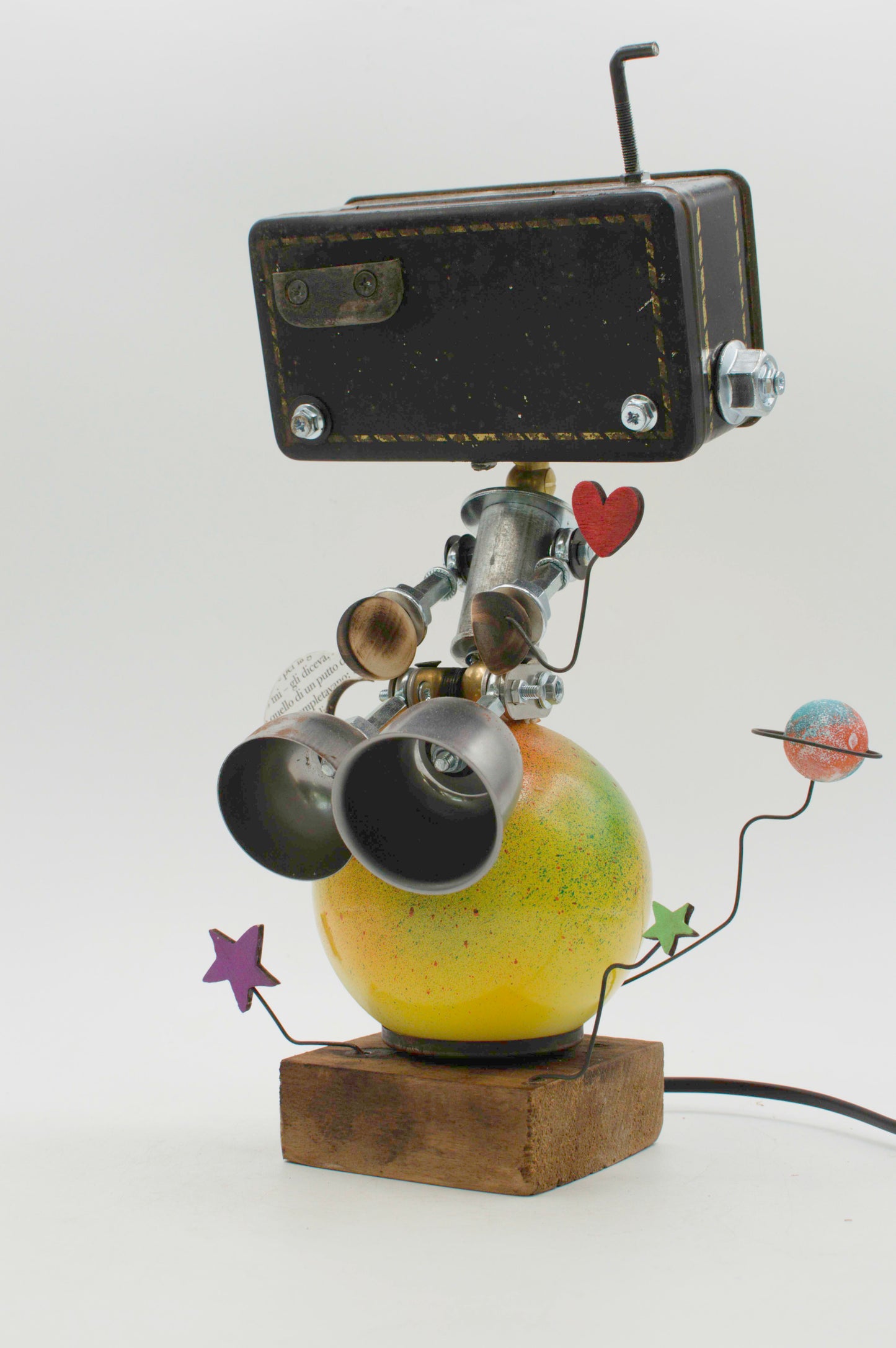 Lampada da tavolo stile pianeta robot steampunk con corpo sferico giallo verde e teste rettangolare nera in metallo