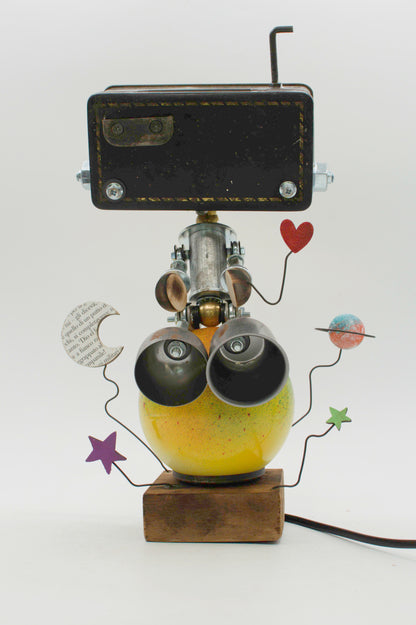 Lampada da tavolo robot stile pianeta gialla a forma di globo con occhi meccanici in metallo e copricapo nero rettangolare