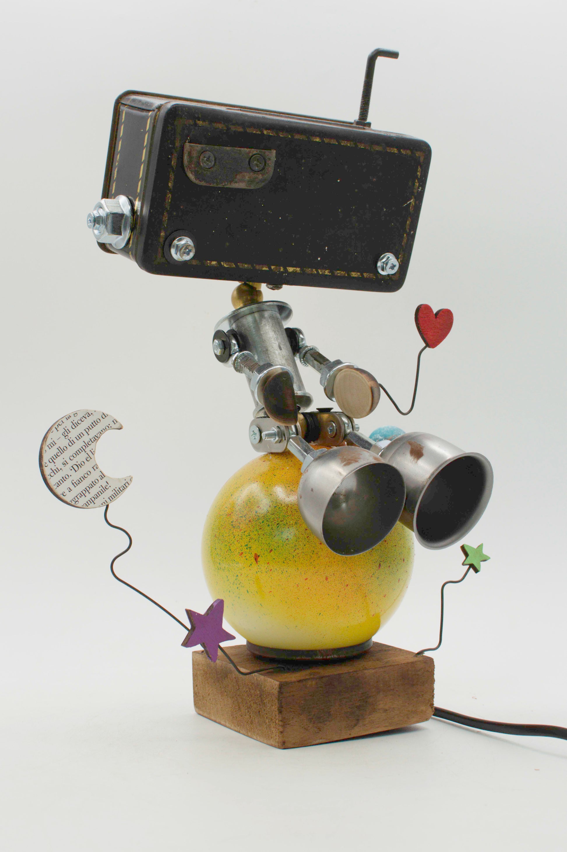 Lampada da tavolo stile pianeta robot con testa nera rettangolare braccia metalliche e base sferica giallo-verde