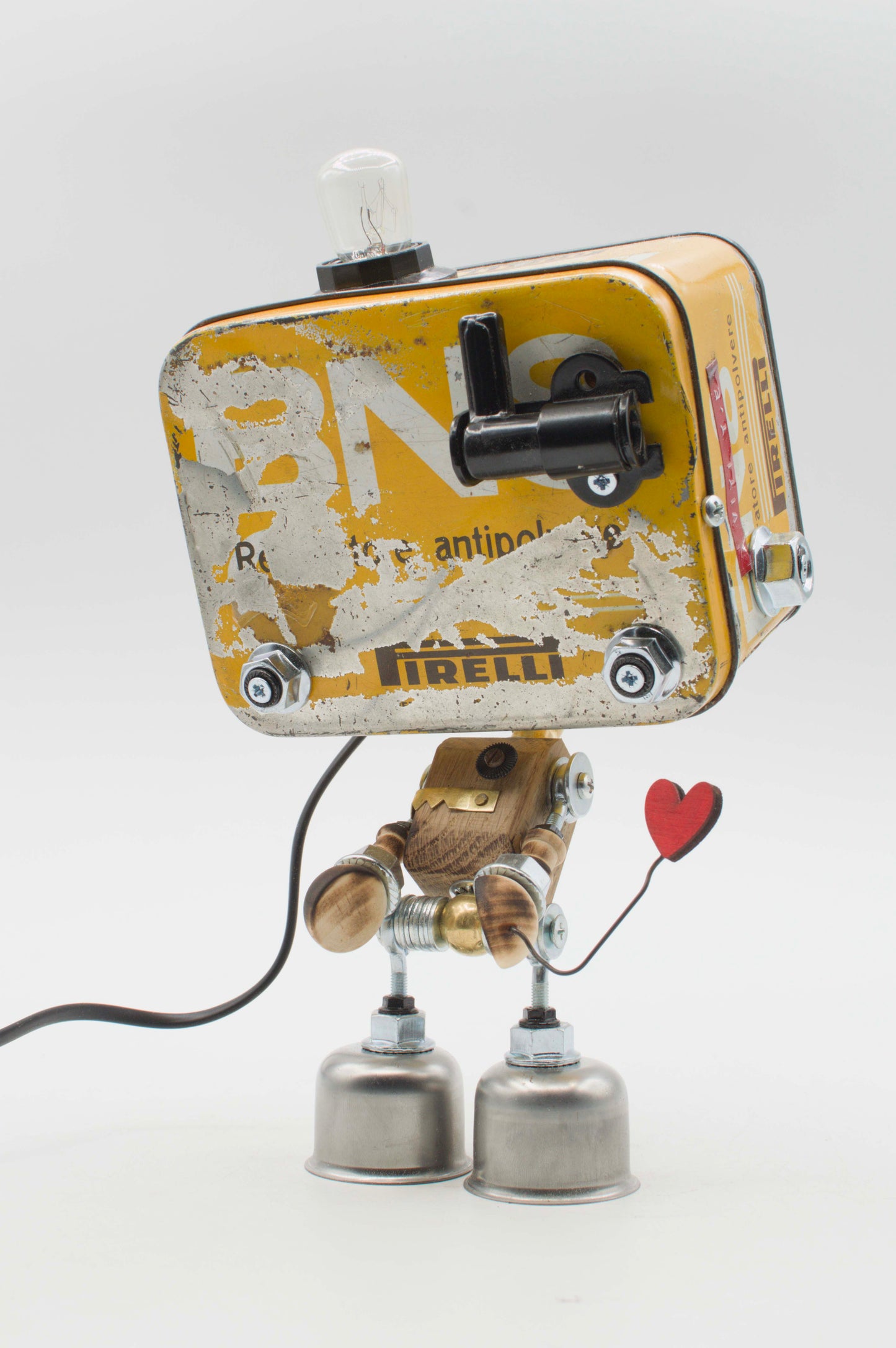 Robot lampada da tavolo stile Pirelli in latta gialla vintage con arti metallici e cuore rosso fatta a mano
