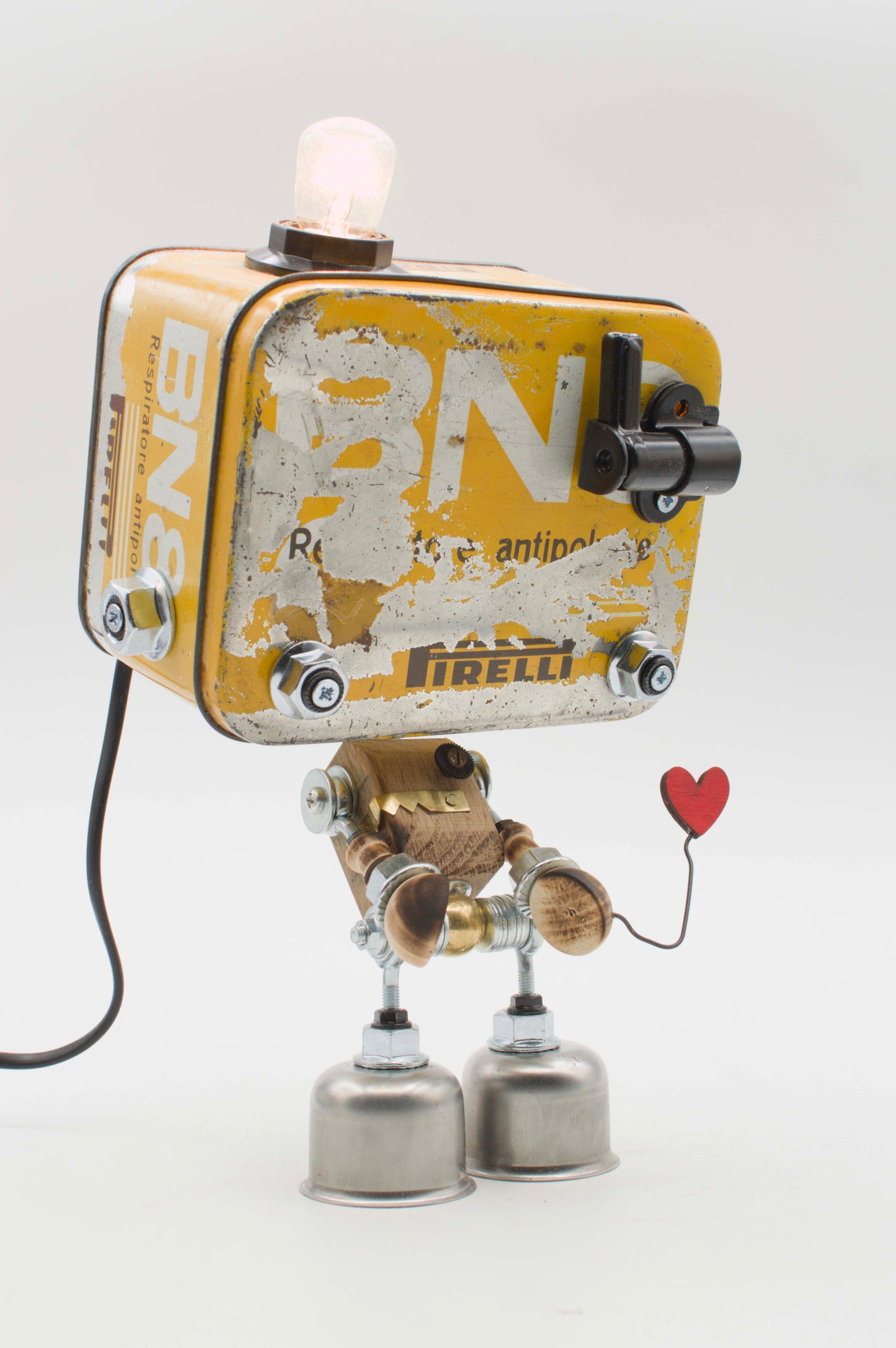 Lampada da tavolo robot pirelli giallo vintage in latta fatta a mano con finitura usurata e palloncino a forma di cuore rosso