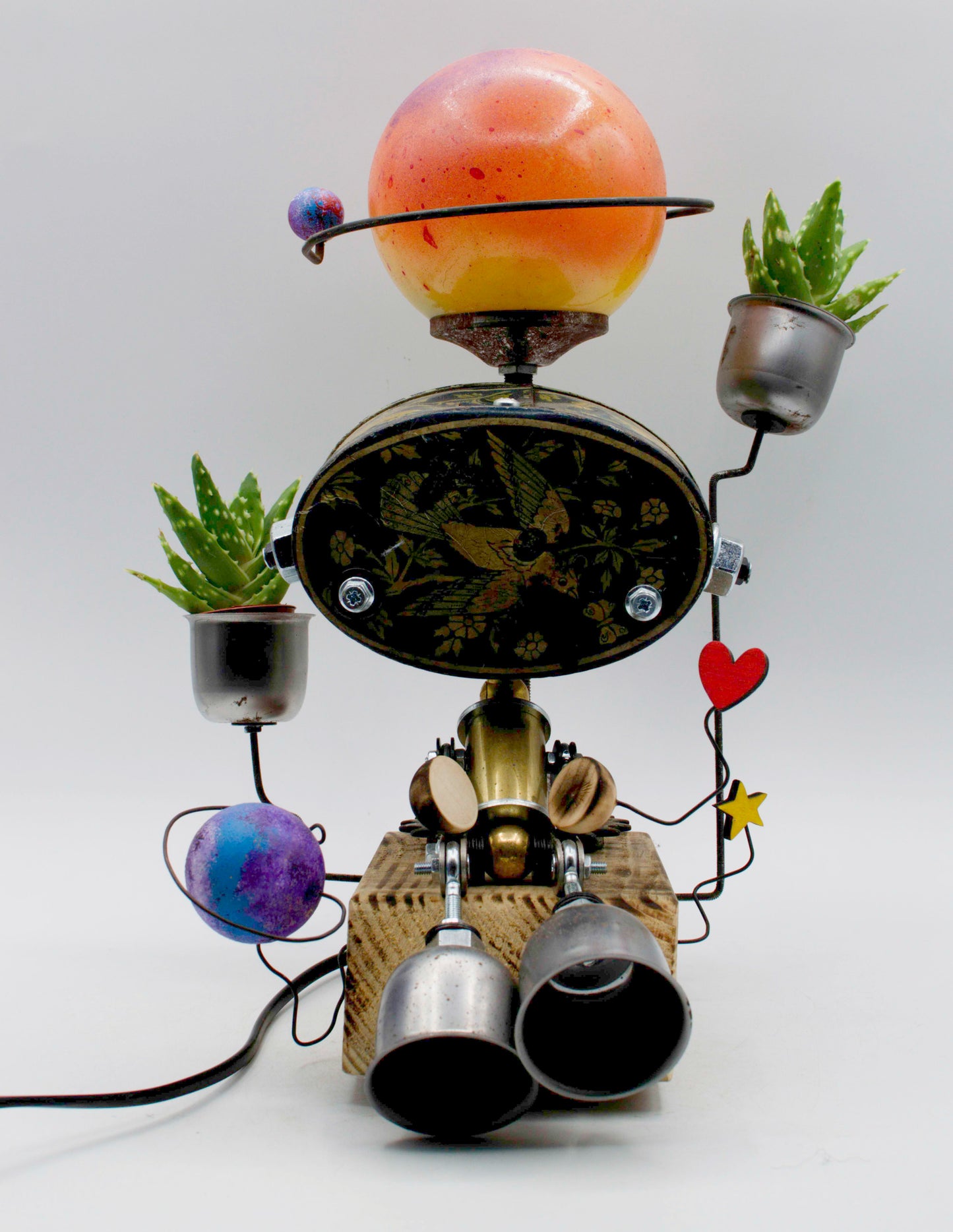 Graziosa lampada creata tavolo stile romantico con robot steampunk testa pianeta arancione e succulente metalliche