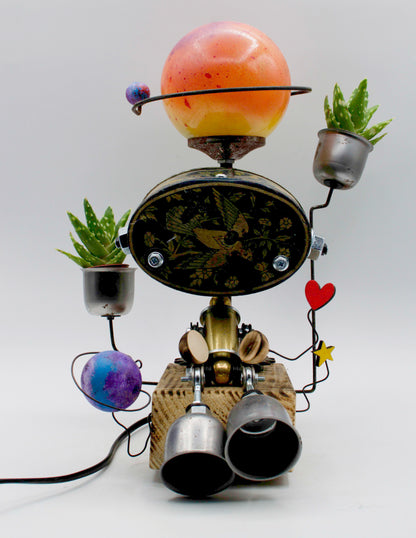 Graziosa lampada creata tavolo stile romantico con robot steampunk testa pianeta arancione e succulente metalliche