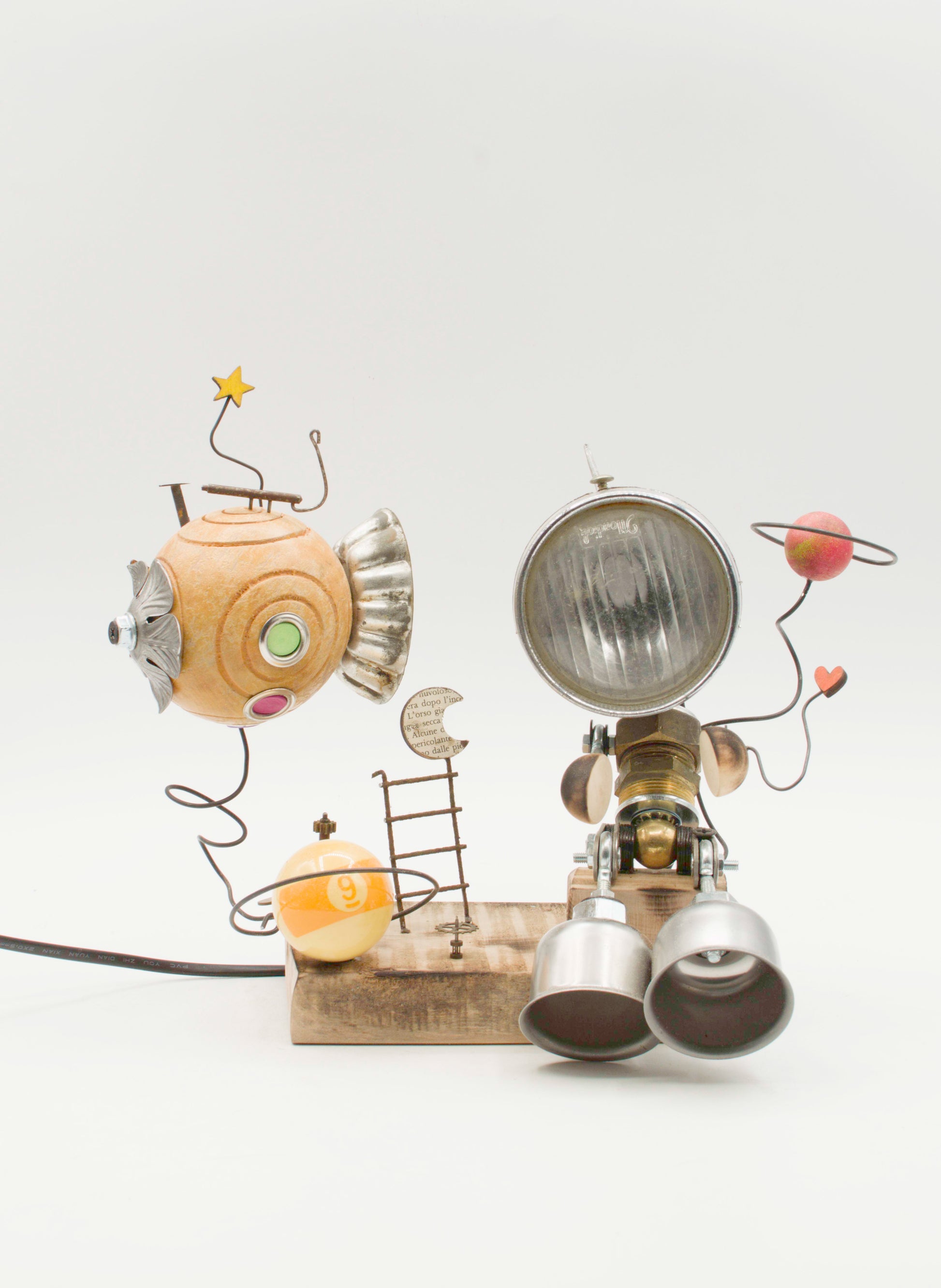 Robot lampada da tavolo stile romantico con scultura steampunk in ottone e argento e dettagli celesti fatti a mano