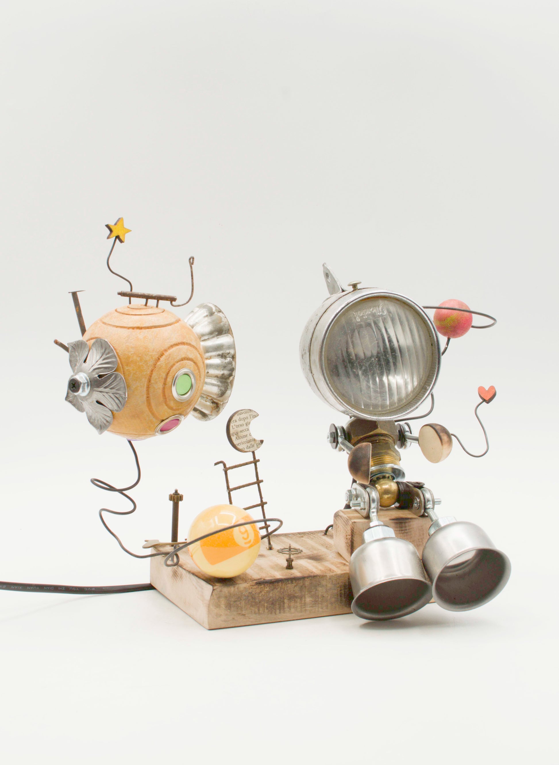 Lampada da tavolo robot stile romantico fatto a mano in stile steampunk con testa metallica dettagli in ottone e rame