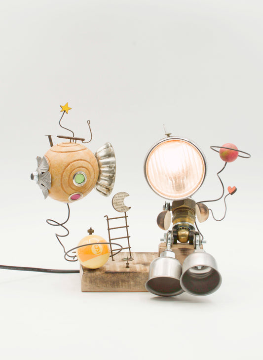 Lampada da tavolo robot stile romantico con fari vintage in ottone e rame e piedi a campana fatta a mano