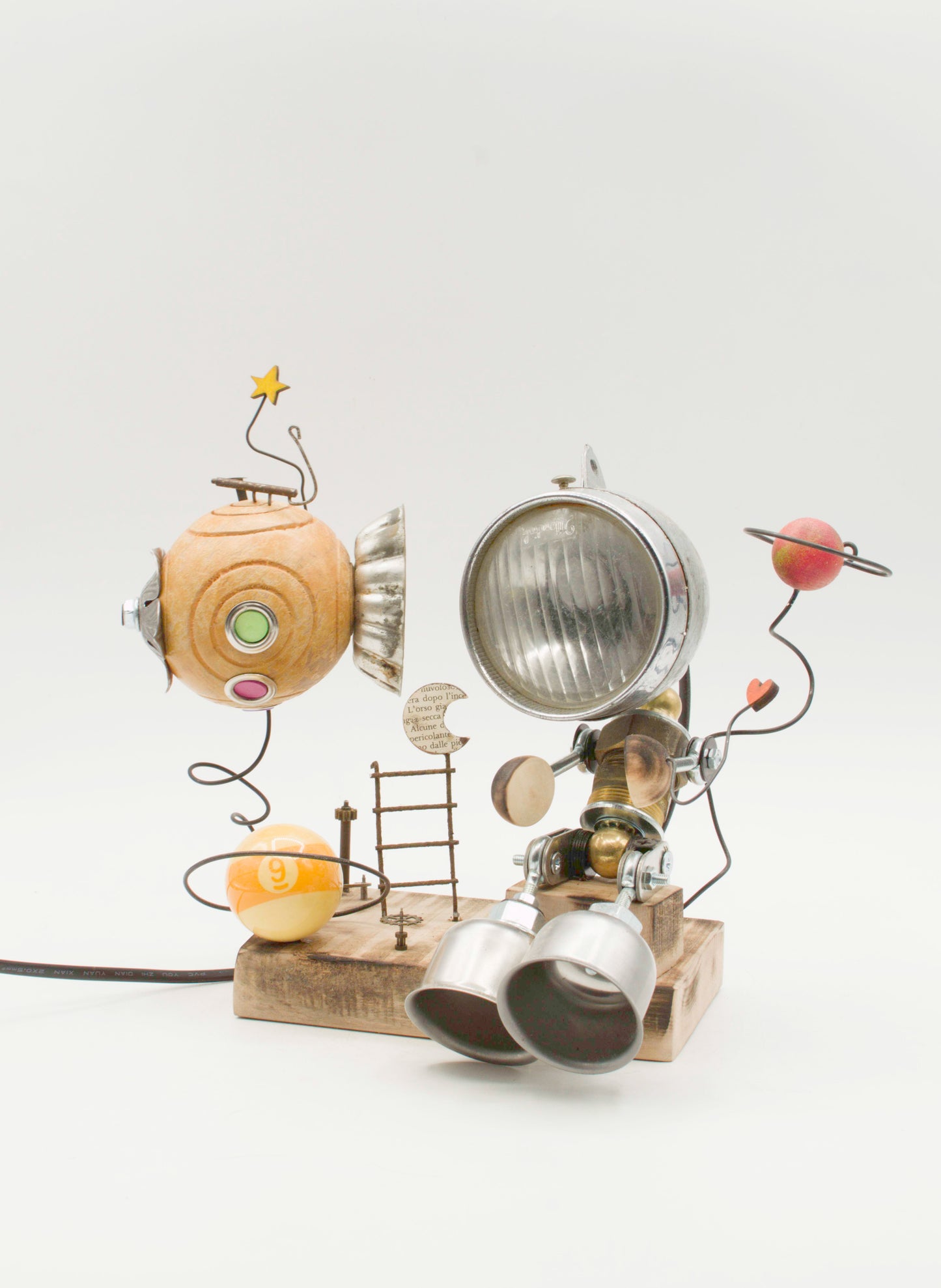Lampada da tavolo robot stile romantico in ottone e legno con arti articolati su base rustica in legno