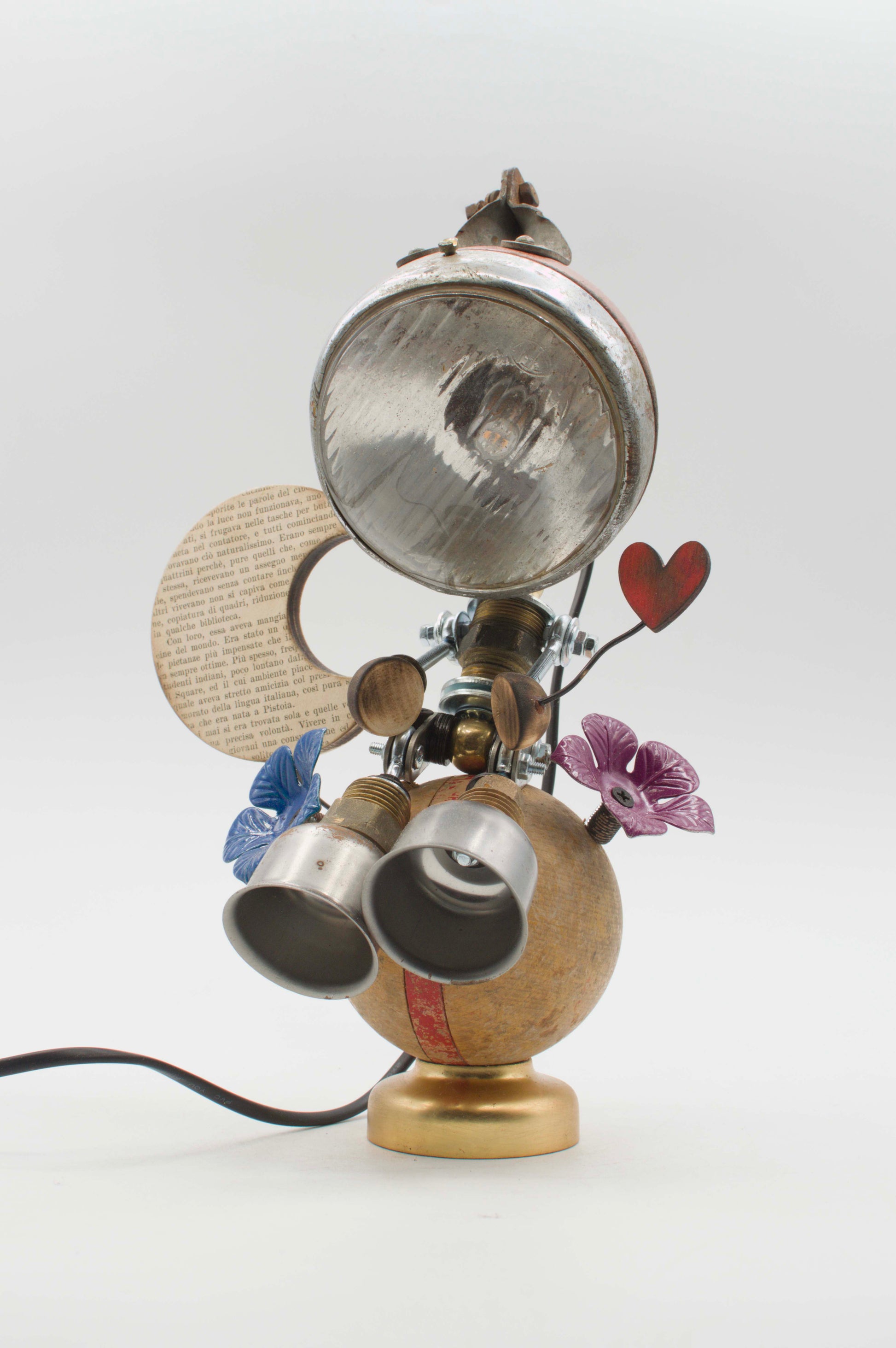 Lampada da tavolo robot stile romantico con base in ottone, faro vintage e fiori decorativi in metallo