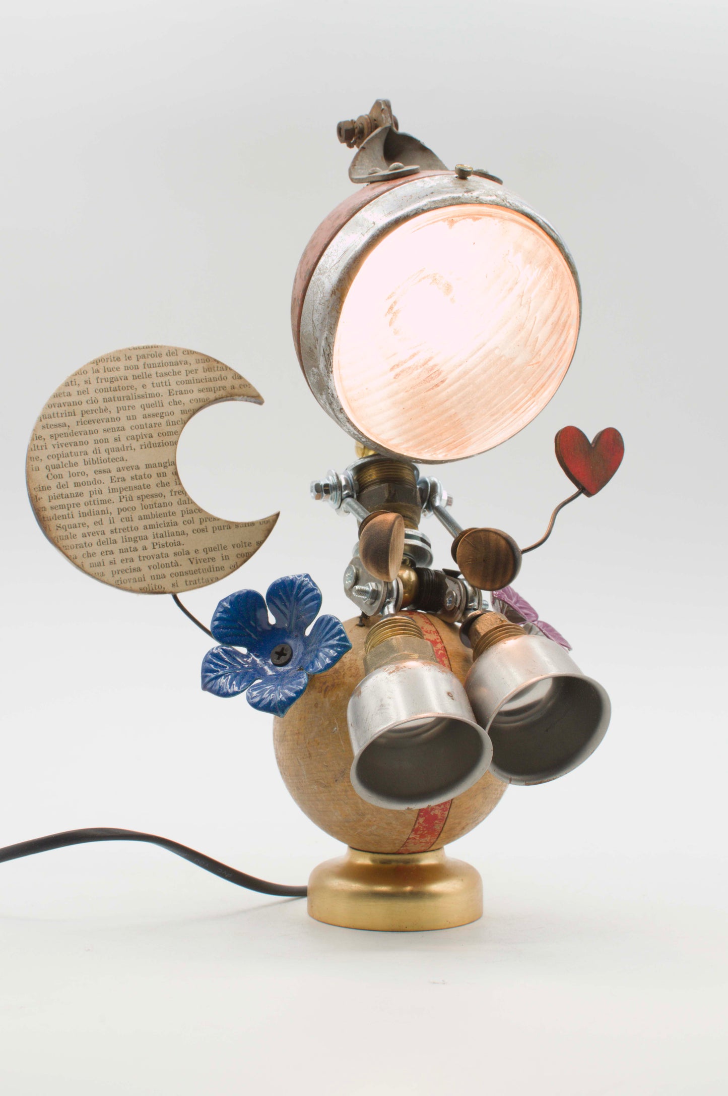 Lampada da tavolo robot stile romantico con base in ottone, lampadina vintage e elementi decorativi blu, cuore rosso e luna crescente