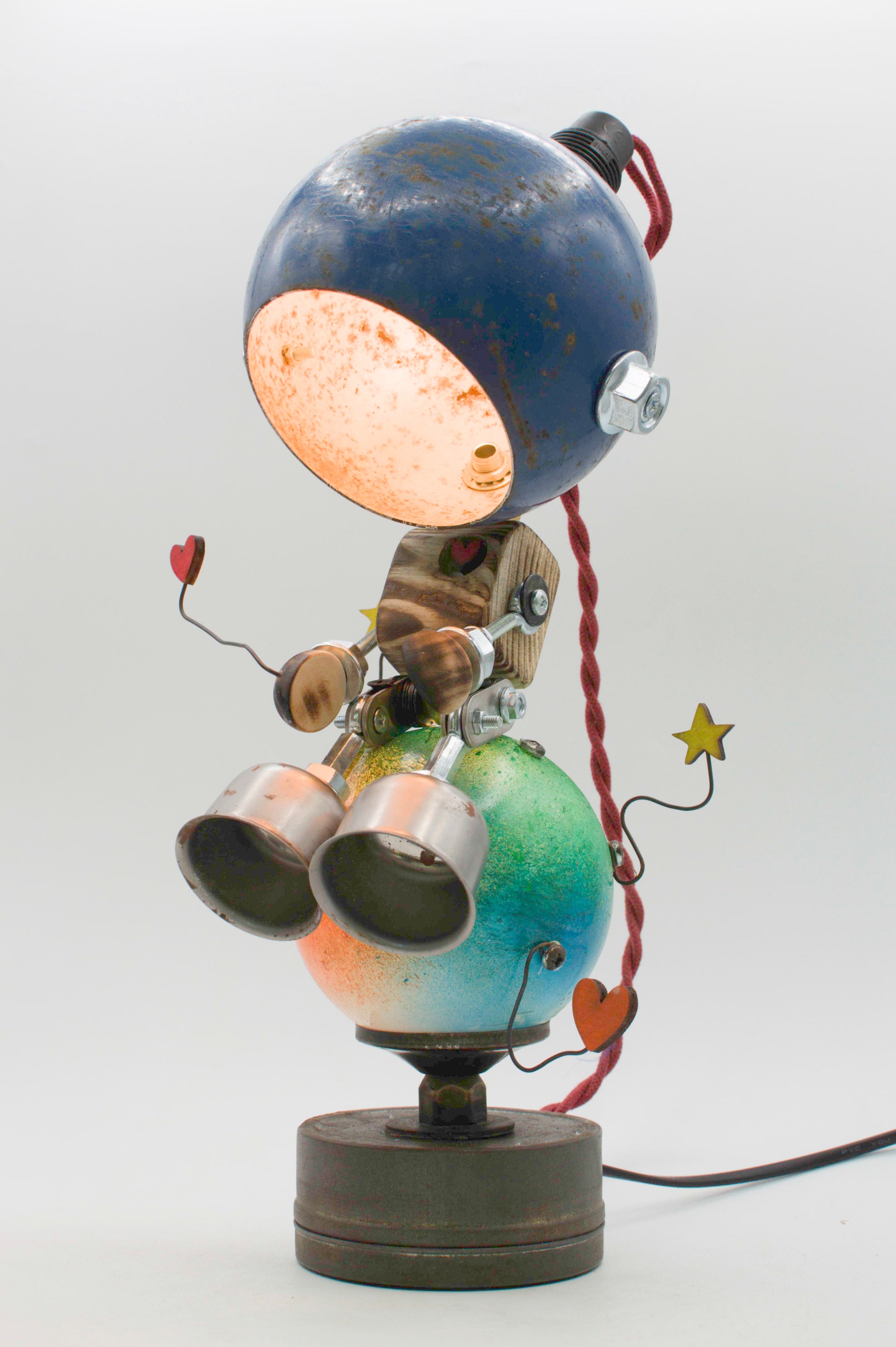 Lampada da tavolo robot in stile romantico steampunk con testa sferica blu navy e binocoli metallici su base mappamondo
