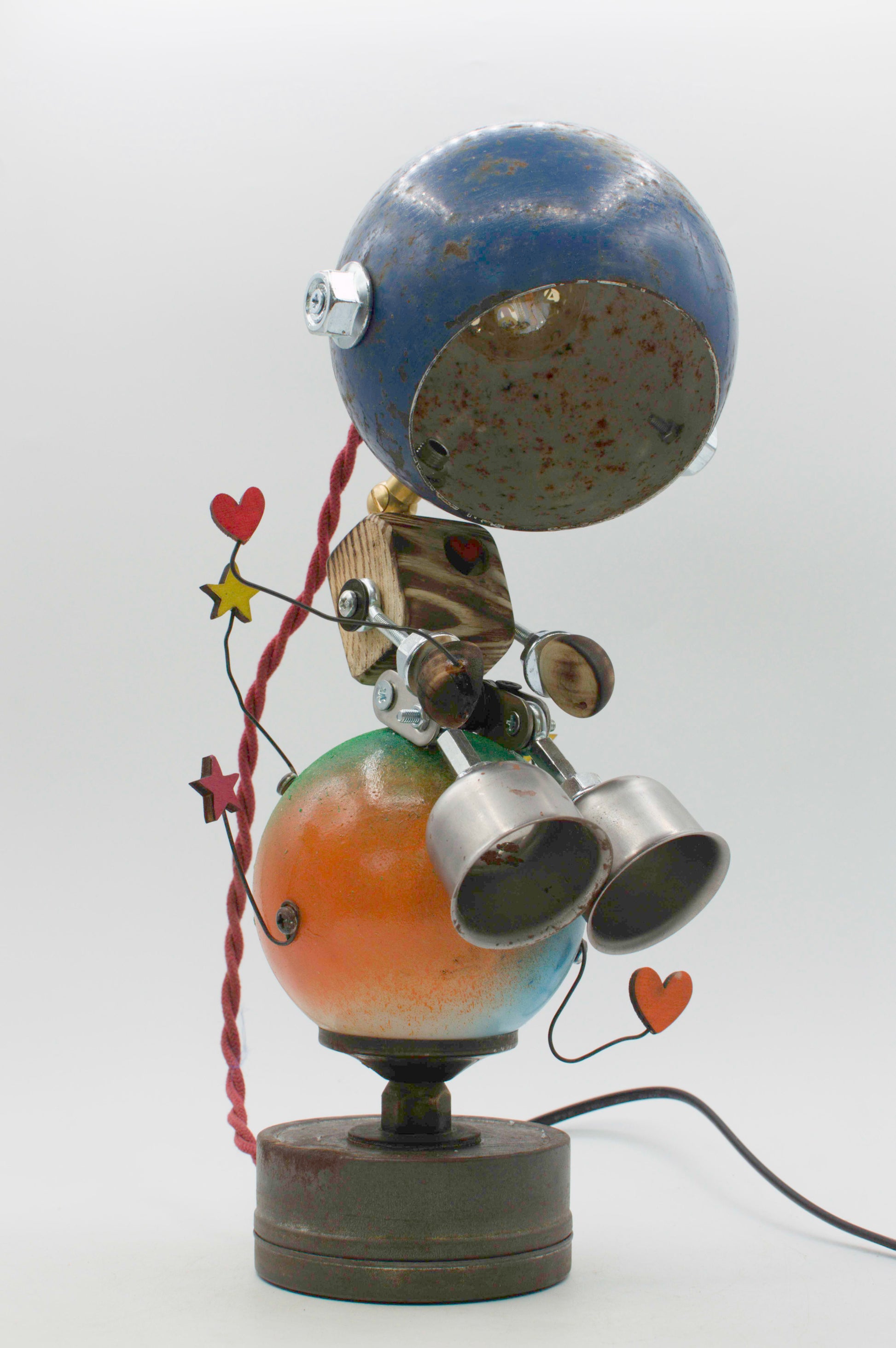 Lampada da tavolo robot romantico fatta a mano in stile vintage blu e arancione con decorazioni a forma di cuore e accenti metallici