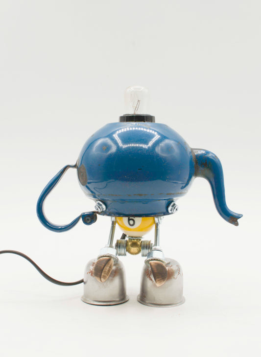 Robot lampada da tavolo stile teiera blu in smalto con testa pallina da biliardo gialla e lampadina esposta