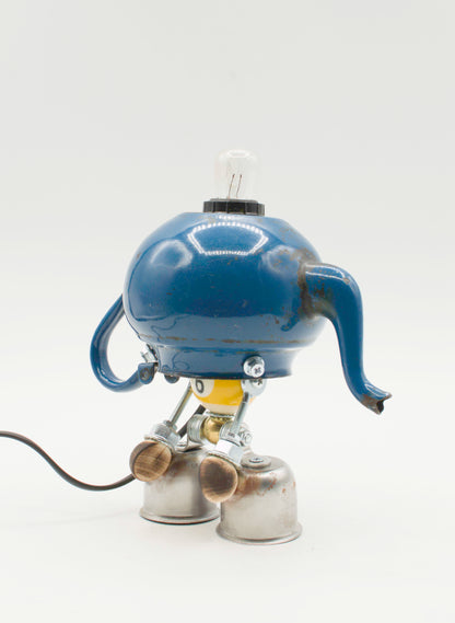 Robot lampada da tavolo blu stile teiera con bulbo, gambe metalliche e giunti meccanici esposti fatta a mano