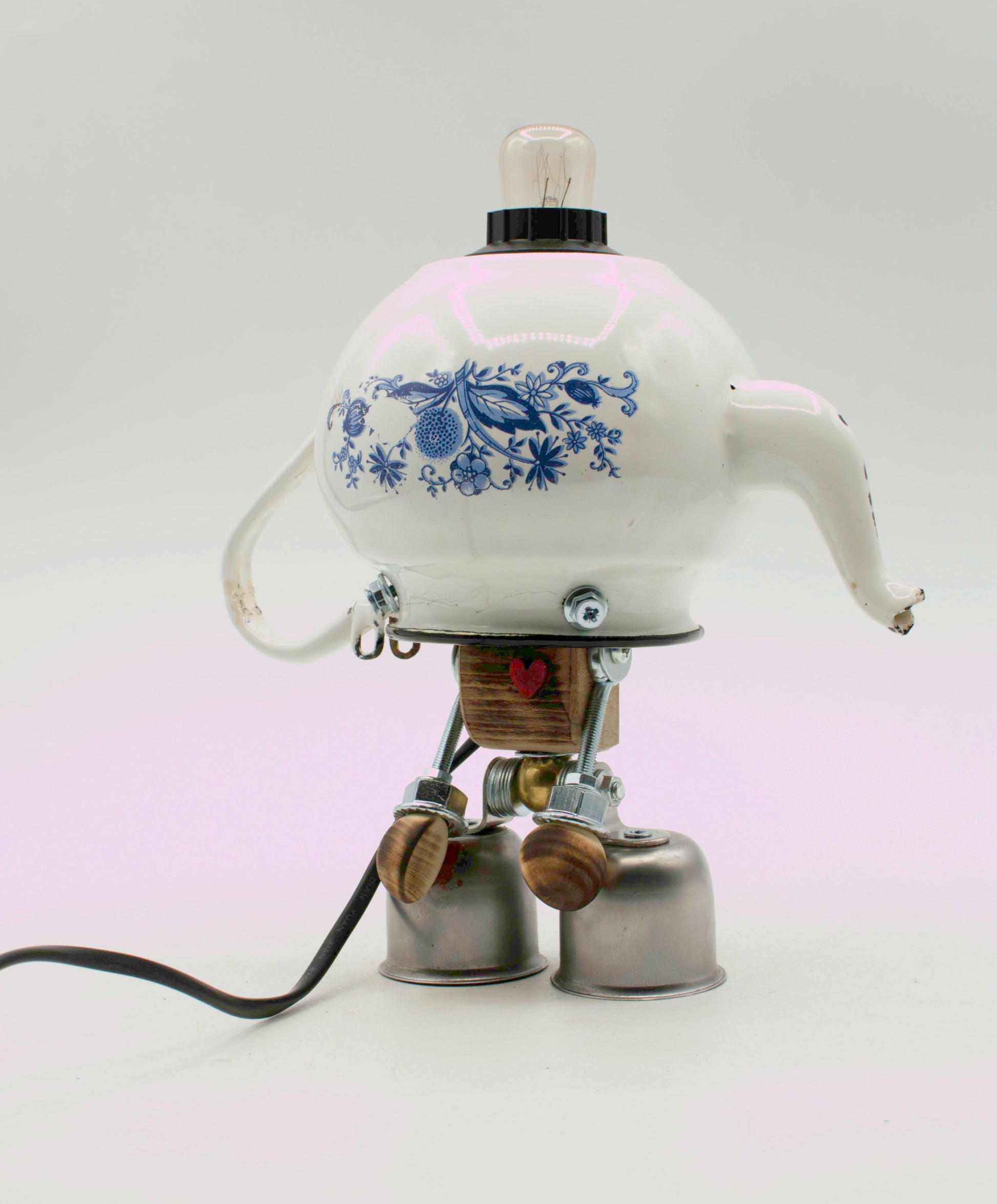 Robot lampada da tavolo in ceramica bianca con decorazioni floreali blu fatta a mano a forma di teiera
