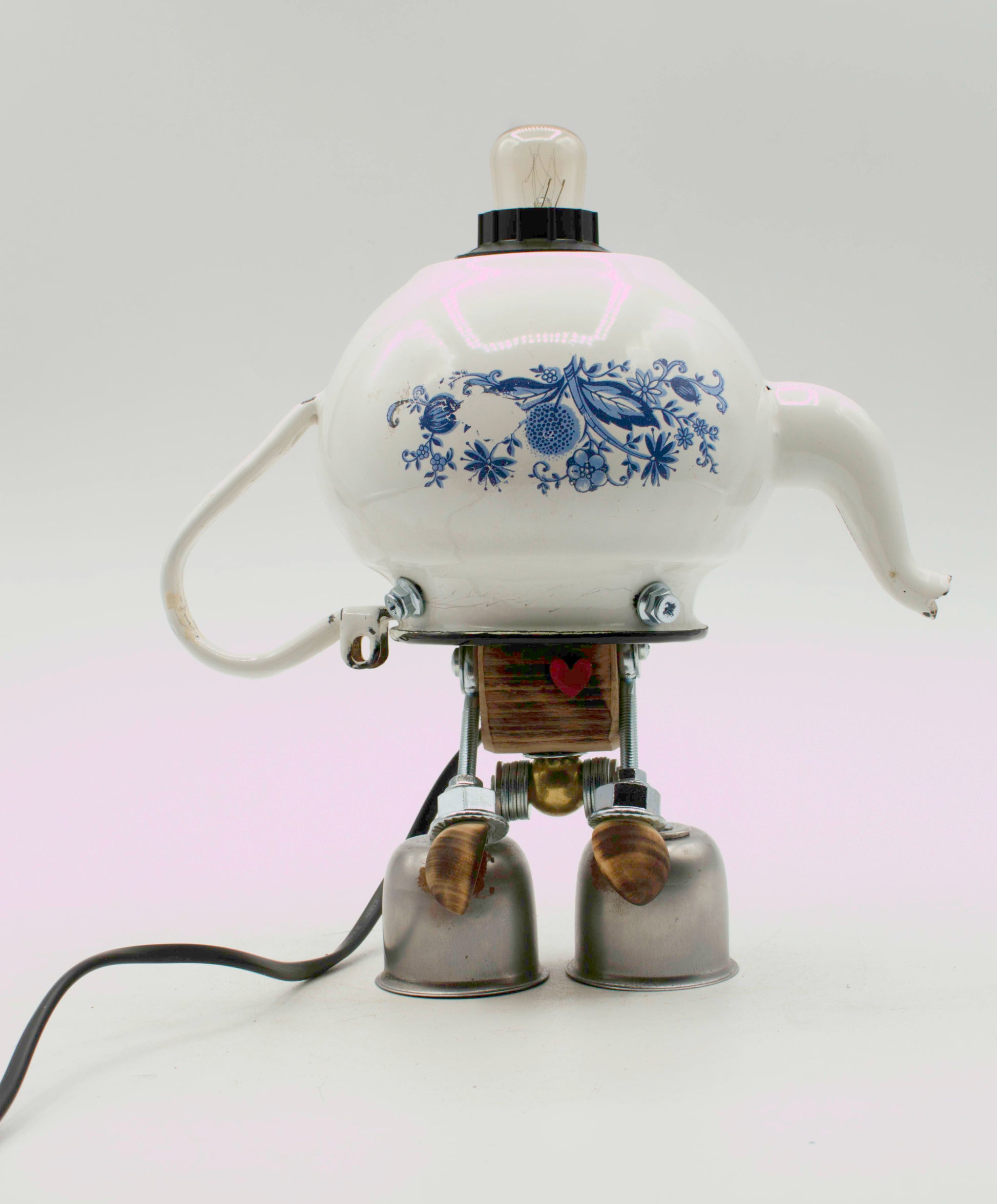 Robot lampada da tavolo stile teiera fatta a mano con teiera ceramica bianca e blu e base metallica con lampadina a vista