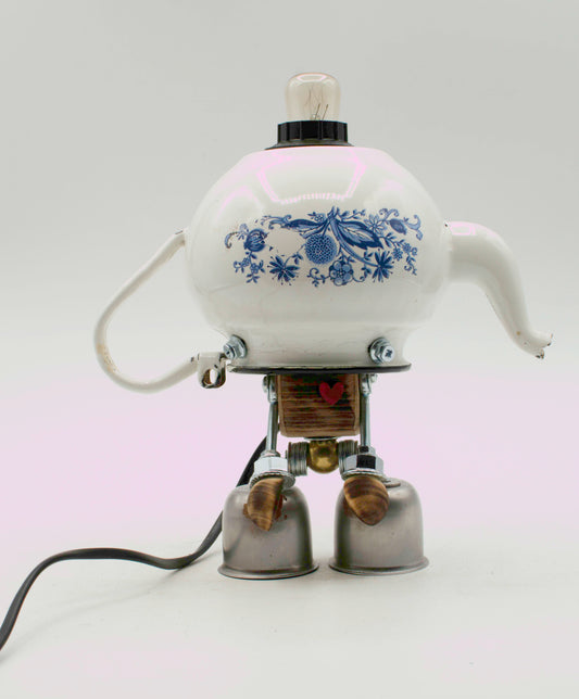 Robot lampada da tavolo stile teiera fatta a mano con teiera ceramica bianca e blu e base metallica con lampadina a vista