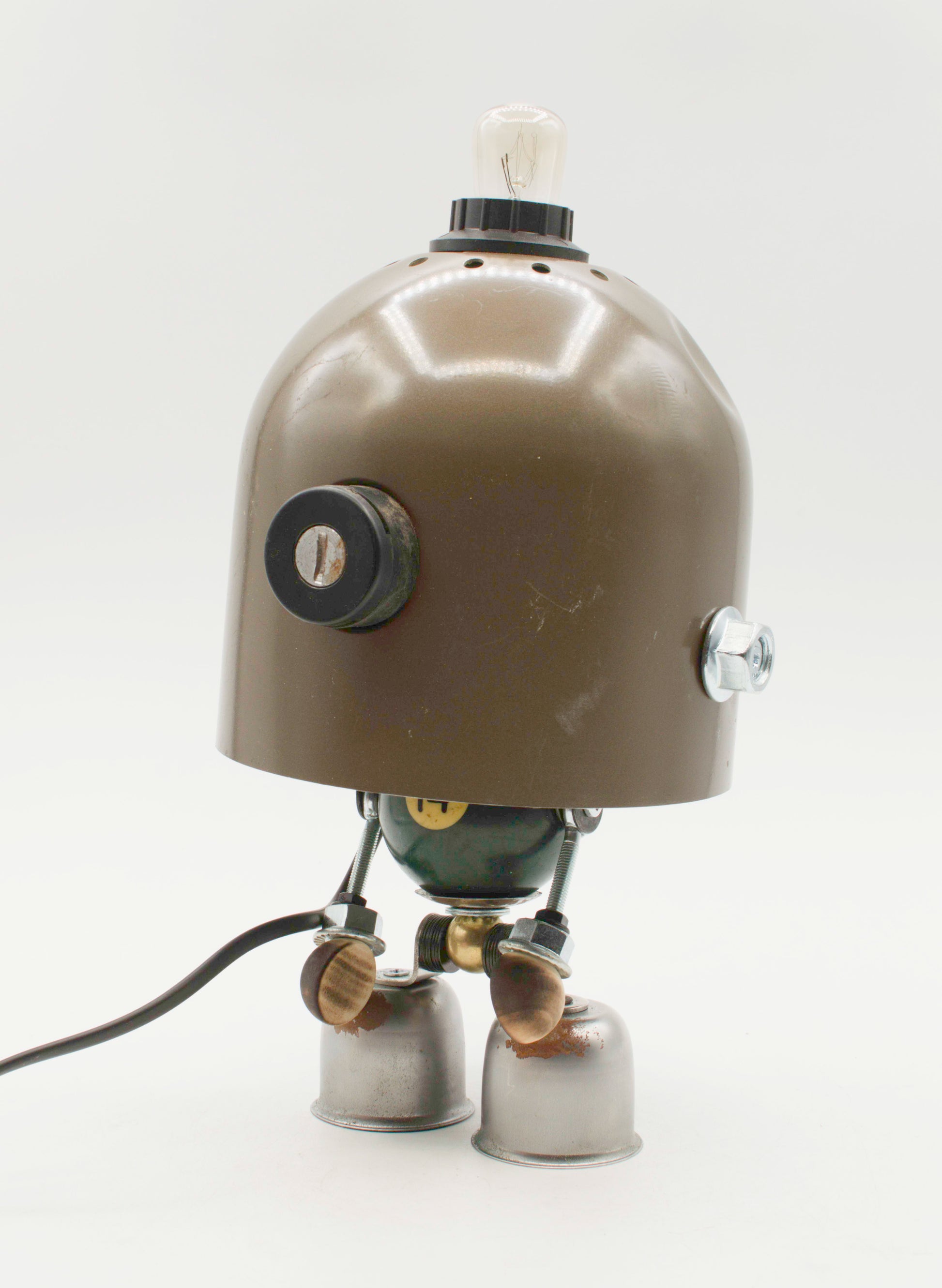 Lampada da tavolo robot in stile ufo verde oliva con dettagli meccanici neri e argento e cupoletta metallica