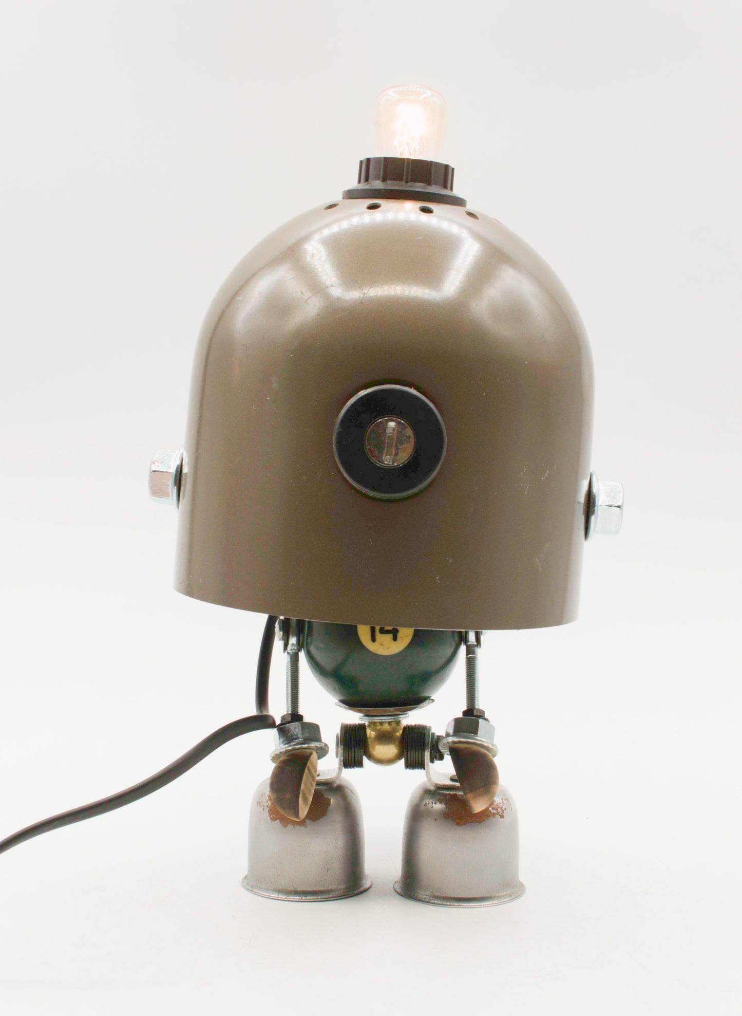 Lampada da tavolo robot in metallo verde oliva con lampadina sulla testa e piedi a forma di campana stile ufo fatta a mano