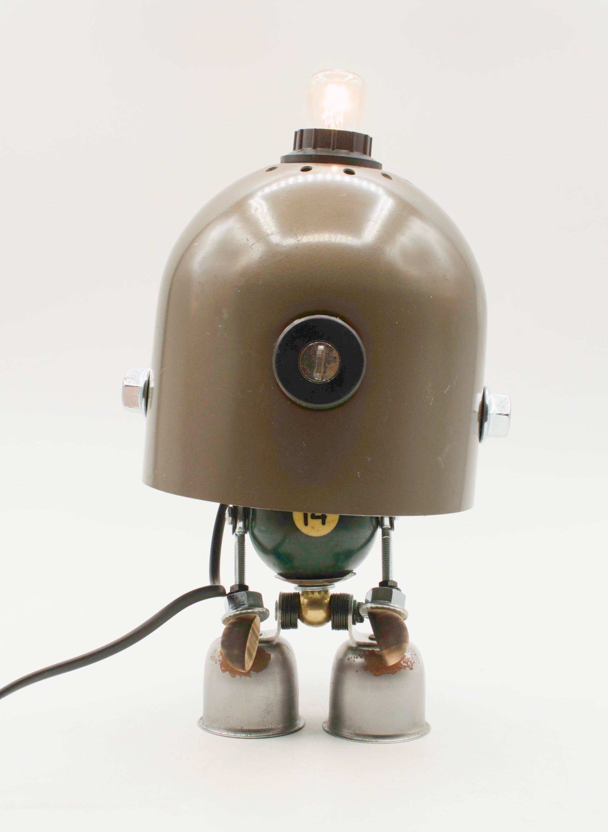 Lampada da tavolo robot in metallo verde oliva con lampadina sulla testa e piedi a forma di campana stile ufo fatta a mano