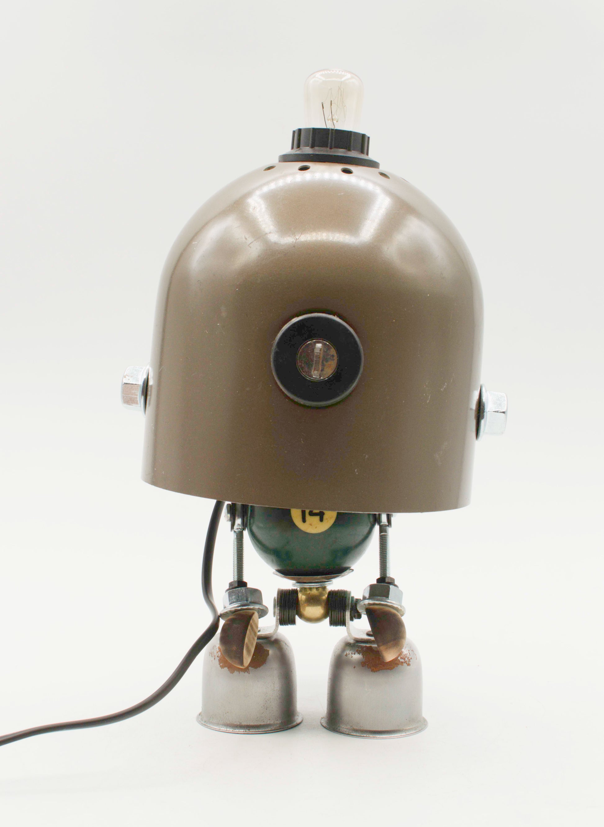 Lampada da tavolo robot verde oliva metallico stile ufo con bulbo chiaro e piedi a campana fatta a mano