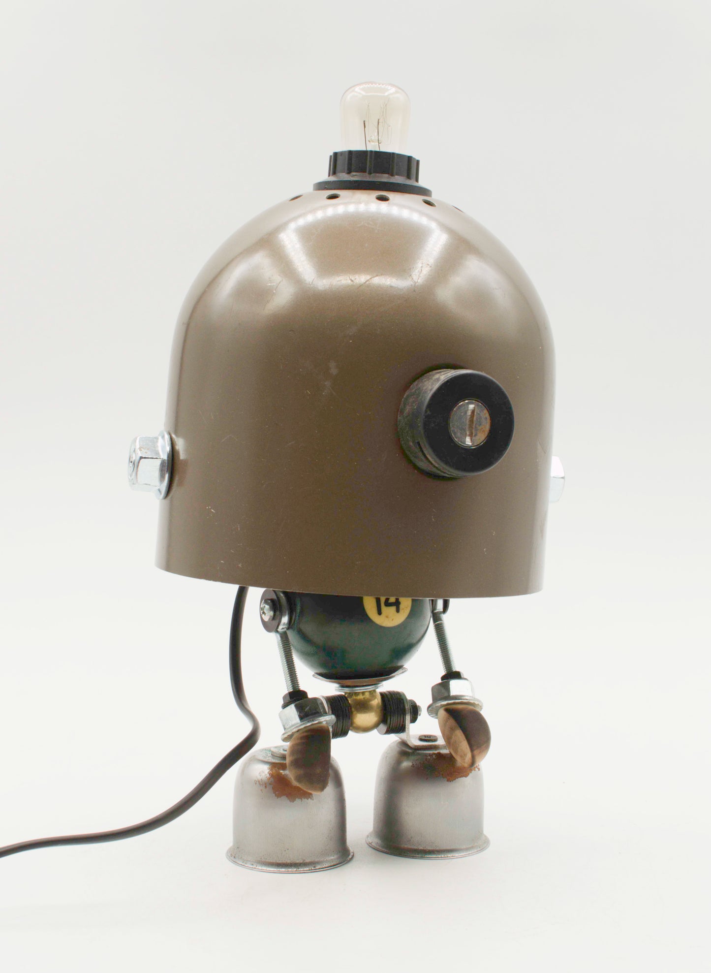Lampada da tavolo robot vintage stile ufo con testa oliva opaca e gambe argento in metallo riciclato fatta a mano