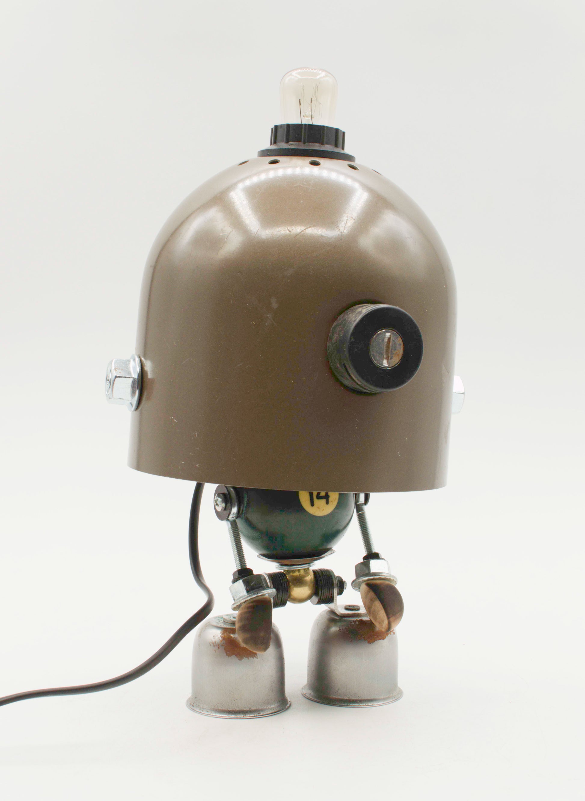 Lampada da tavolo robot vintage stile ufo con testa oliva opaca e gambe argento in metallo riciclato fatta a mano
