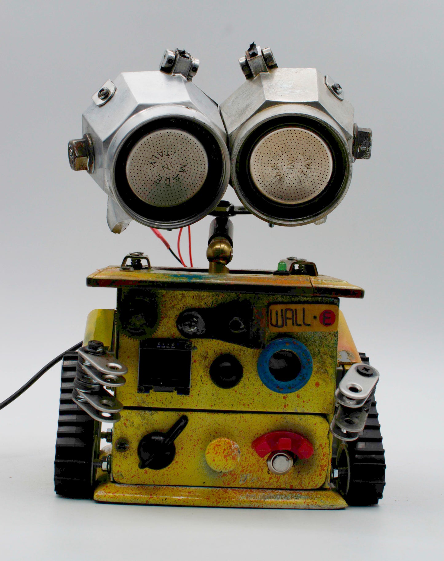 Graziosa lampada creata stile wall e in metallo giallo e argento con grandi occhi metallici e suono fatta a mano