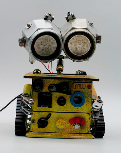Graziosa lampada creata stile wall e in metallo giallo e argento con grandi occhi metallici e suono fatta a mano