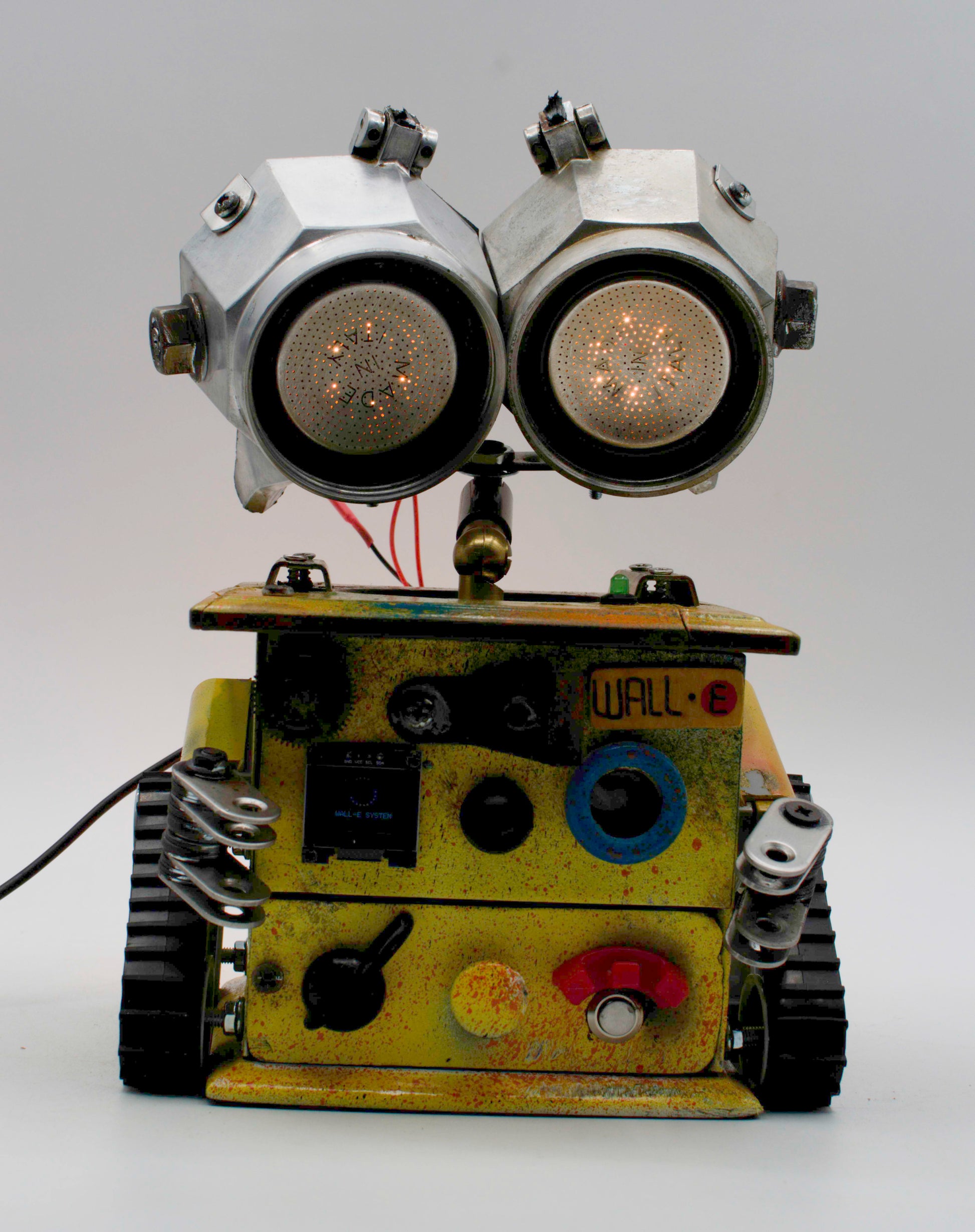 Graziosa lampada creata a mano stile wall e con occhi luminosi e finitura gialla e argento usata come lampada da tavolo