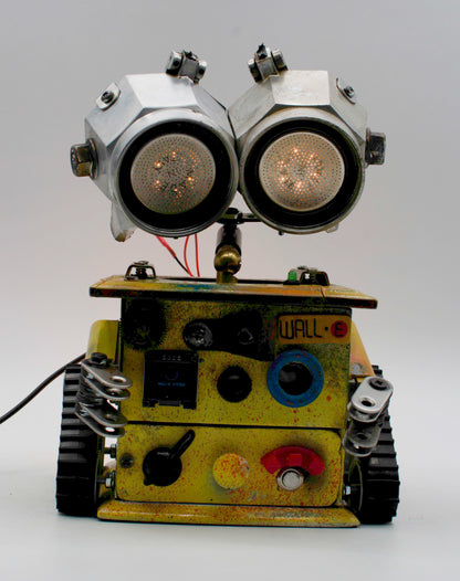Graziosa lampada creata a mano stile wall e con occhi luminosi e finitura gialla e argento usata come lampada da tavolo