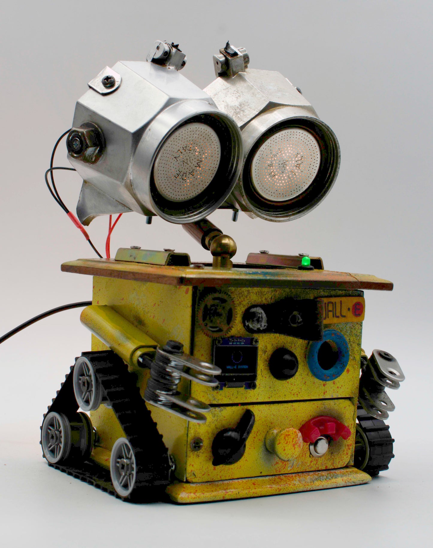 Graziosa lampada creata a mano stile wall e con robot giallo usurato occhi metallici e luce led verde