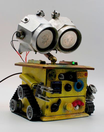 Graziosa lampada creata a mano stile wall e con robot giallo usurato occhi metallici e luce led verde