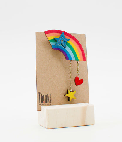 Spilla in legno tagliato laser con arcobaleno colorato, stella blu glitter e ciondoli pendenti pezzo unico edizione limitata
