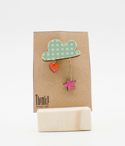 Spilla in legno tagliato a laser a forma di nuvola verde a pois con charm cuore rosso e stella rosa pezzo unico