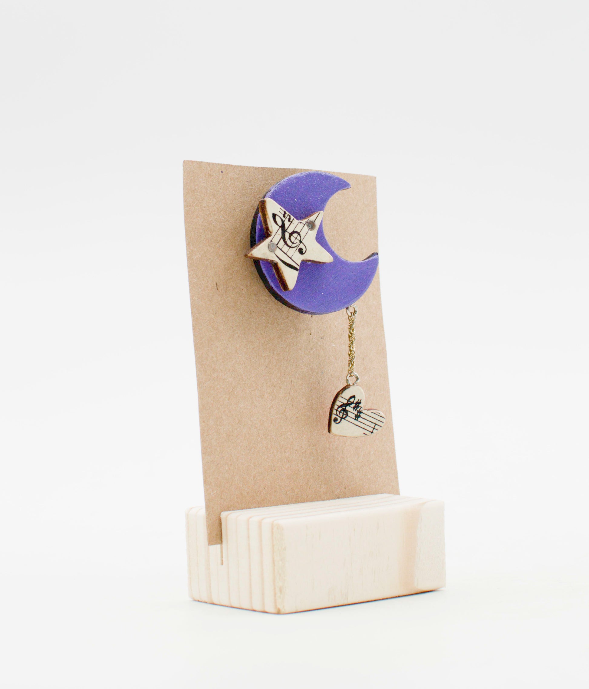 Spilla in legno tagliato a laser a forma di luna viola con stella e cuore musicale pezzo unico fatta a mano edizione limitata