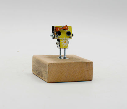 Spilla robot in legno tagliato a laser color lime con design fiore e fiocco rosso su base di legno rustico