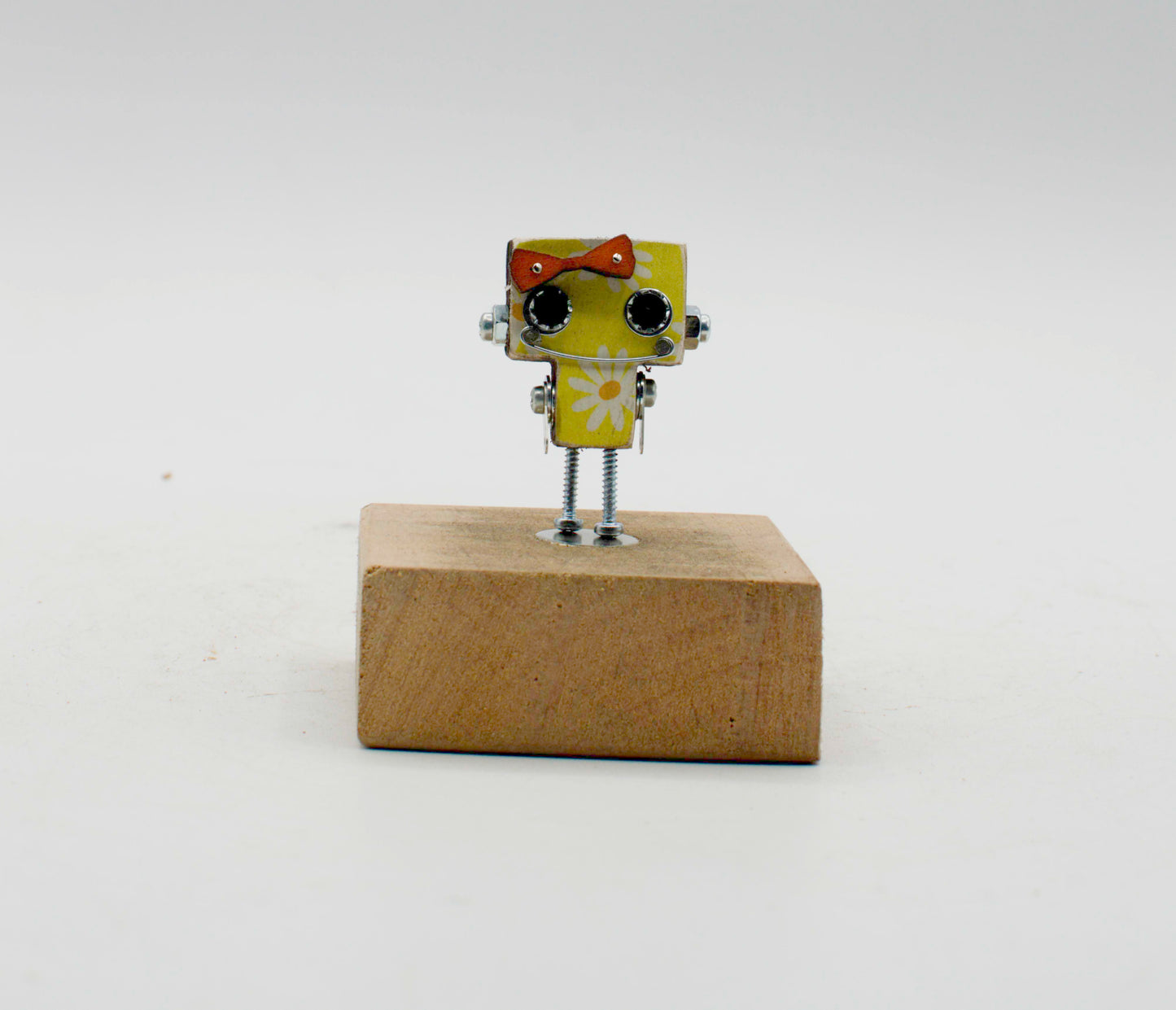 Spilla robot in legno tagliato a laser verde lime con motivo floreale e fiocco rosso su base in legno