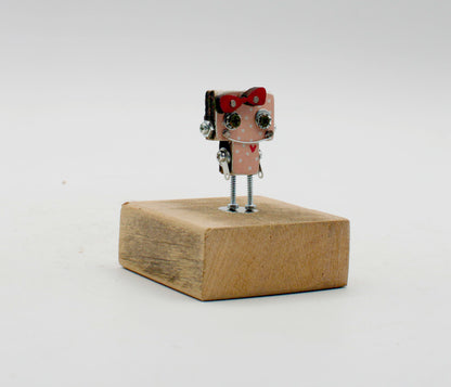 Spilla robot in legno tagliato a laser con corpo beige metallico e occhi neri, fatta a mano con gambe a vite metallica
