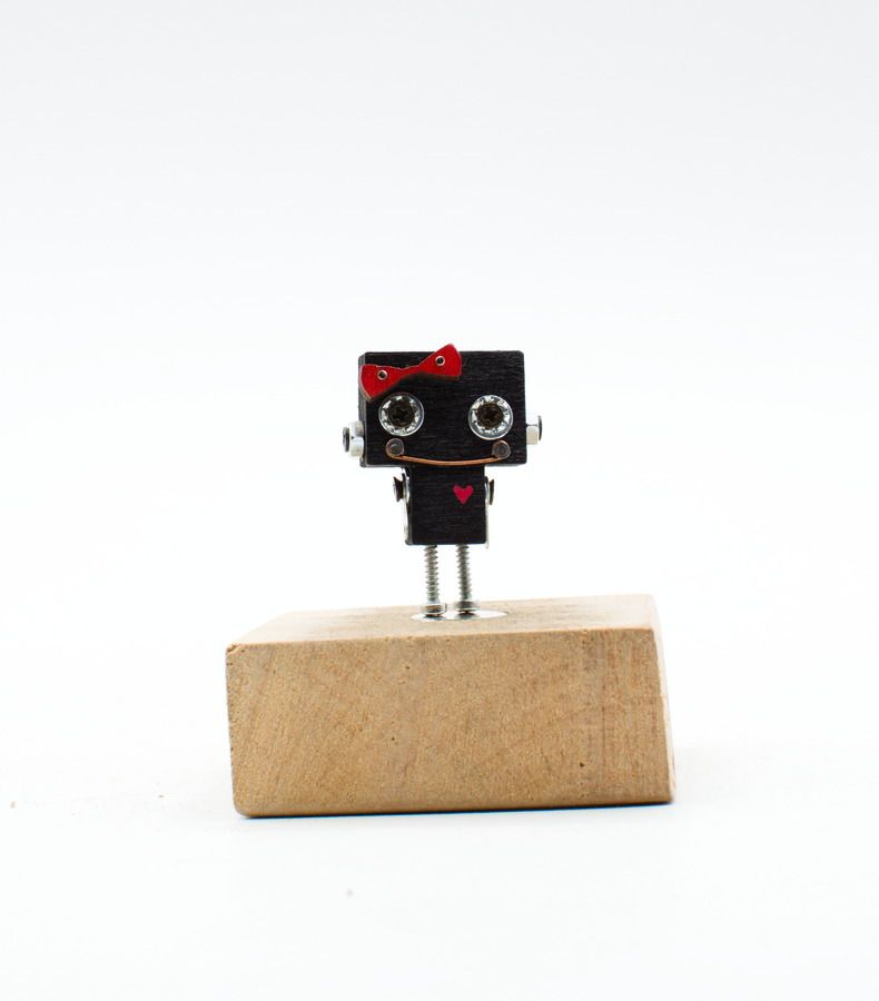 Spilla robot in legno tagliato a laser con occhi argentati fiocco rosso e cuore rosa fatta a mano