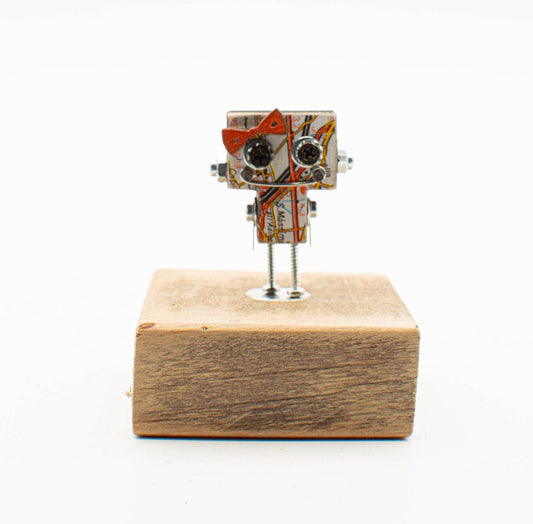 Spilla robot in legno tagliato a laser con figurina robotica in carta geografica riciclata e dettagli in metallo arancione
