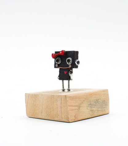 Spilla robot in legno nero con occhi vite argento fiocco rosso e dettagli a forma di cuore fatta a mano